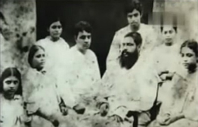 Upendrakishore with his six children including Sukumar 